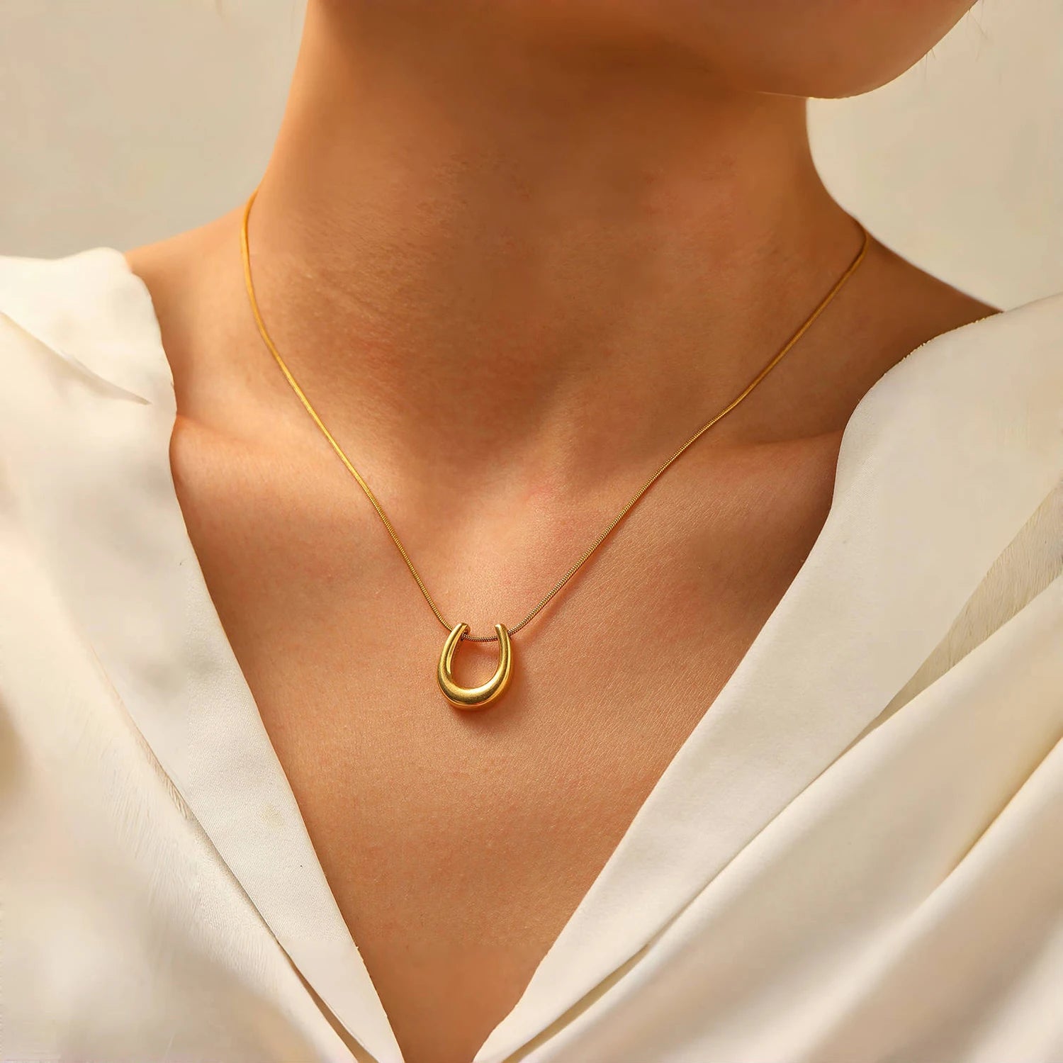 Colar Ferradura Minimalista, Colar Ferradura de Ouro 18k, Colar Pingente de Ferradura Feminino, Colar de Ferradura da Sorte, Colar Ferradura Design Elegante, 