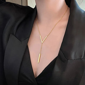 Colar em V Feminino Moderno, Colar em V Minimalista, Colar em V com Design Elegante, Colar em V de Ouro 18k, Colar em V Feminino Moderno, Colar em V de Inspiração Contemporânea