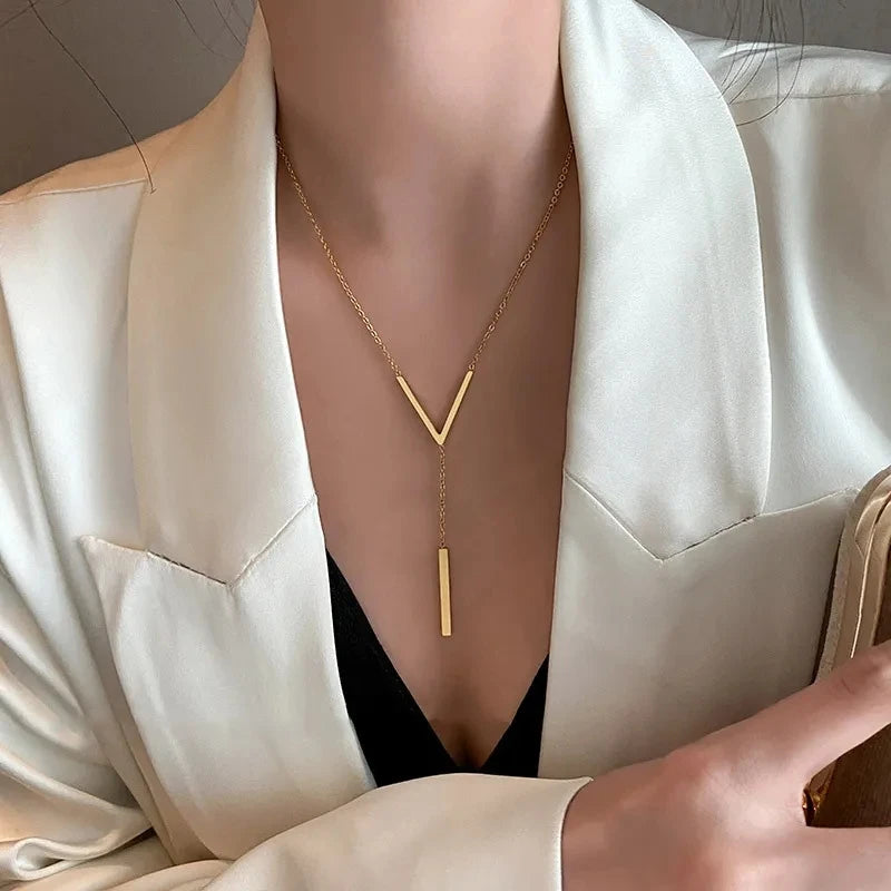 Colar em V Feminino Moderno, Colar em V Minimalista, Colar em V com Design Elegante, Colar em V de Ouro 18k, Colar em V Feminino Moderno, Colar em V de Inspiração Contemporânea